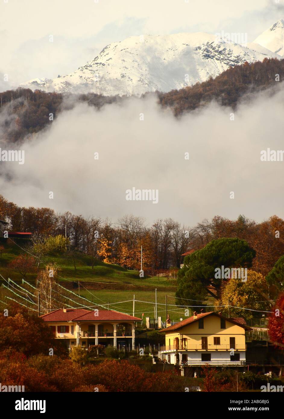 Humeur d'automne dans un village de montagne entre la brume et la neige Banque D'Images