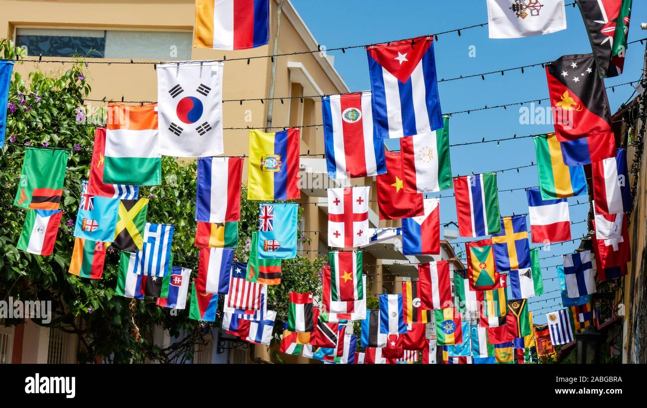 Drapeaux de nombreux pays différents qui pèsent sur la rue. Banque D'Images