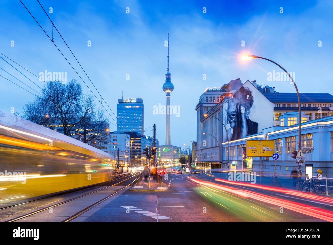 Nuit paysage urbain de Berlin avec vue sur la Tour de télévision et de Tram à Mitte , Berlin, Allemagne Banque D'Images