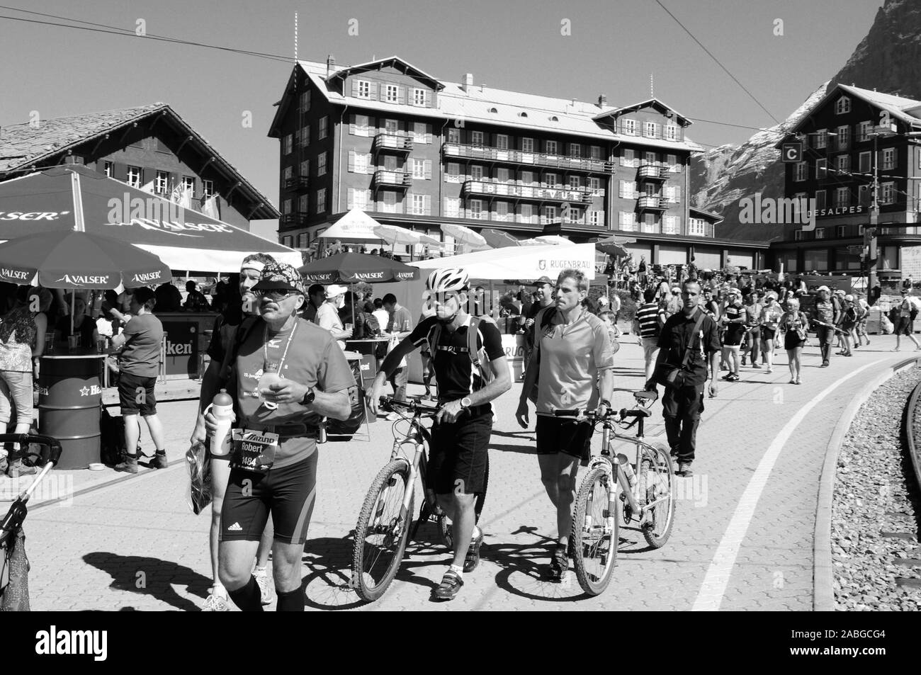 Des milliers de personnes à l'événement sport Jungfrau-Marathon à la gare de Kleine Scheidegg dans avant de la le Mönch et la Jungfrau dans les Alpes suisses Banque D'Images