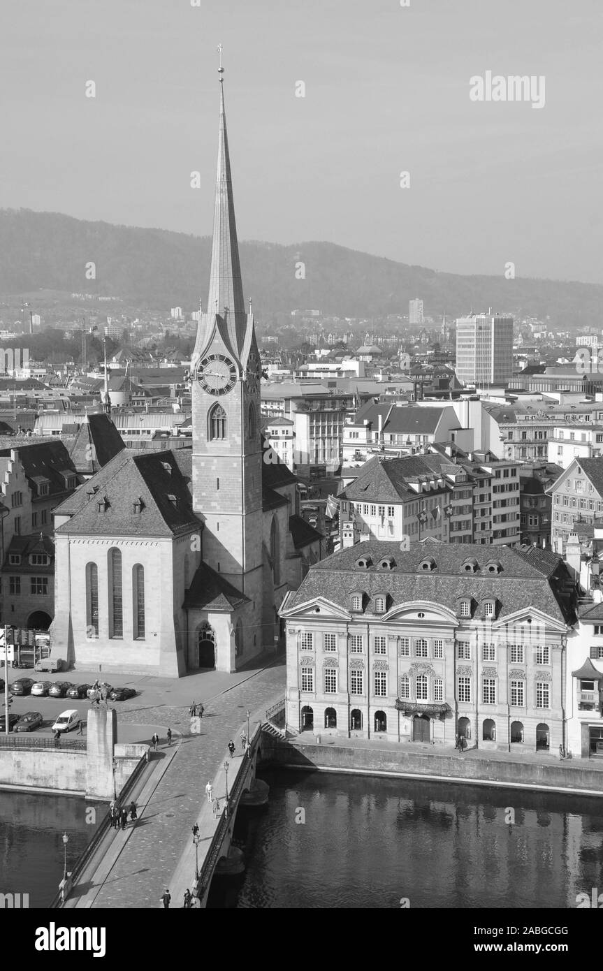 Die Altstadt von Zürich mit der am Fraumünster-Kirche Grossmünster-Turm Limmatquai vom aus gesehen. La vieille ville de Zürich avec l'église-Frauminster Banque D'Images