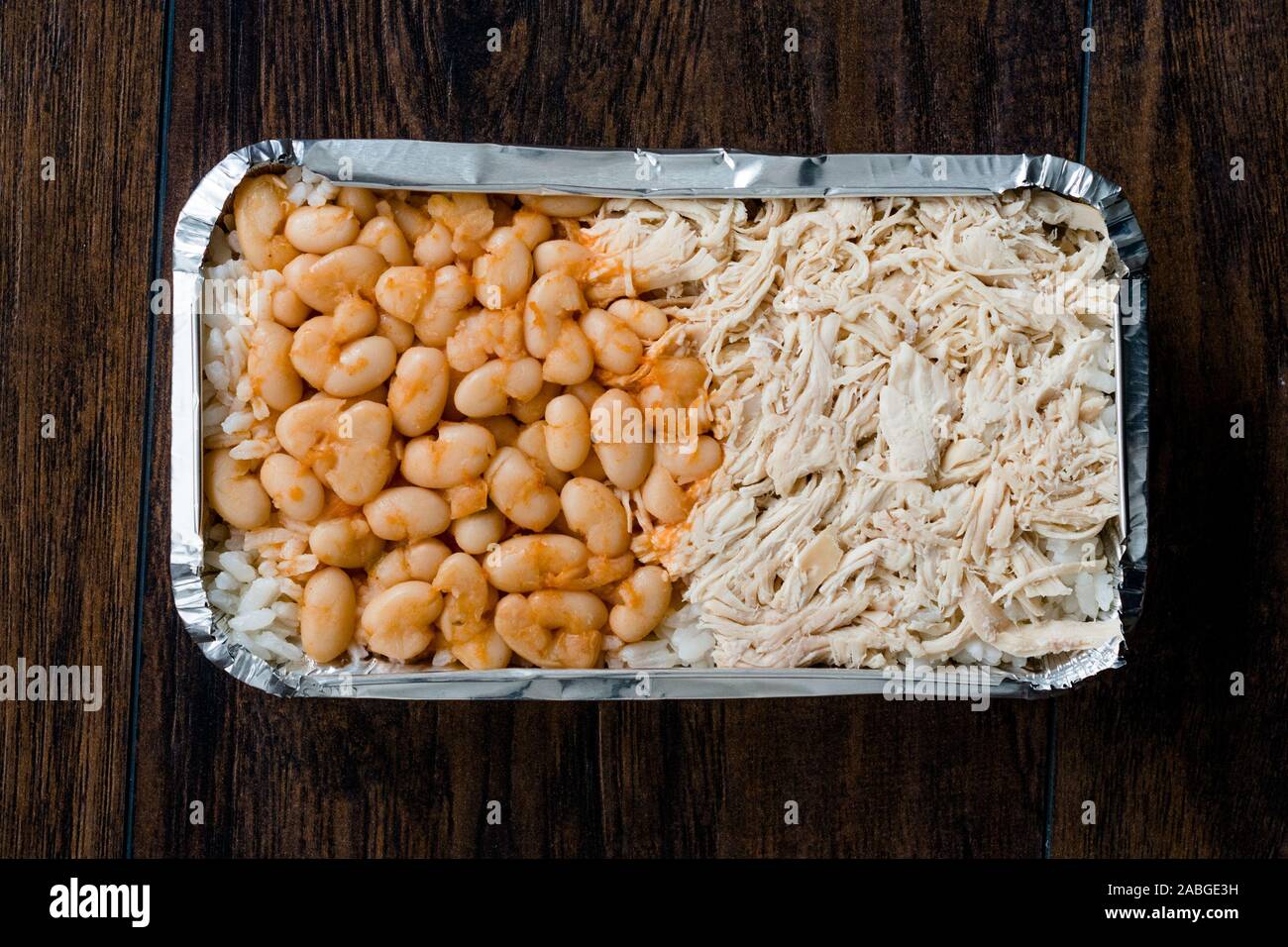 À Emporter, Fast Food turc poulet, riz et haricots blancs / Tavuk Pilav pilaf ou dans un coffret plastique Package / Conteneur. Plat traditionnel. Banque D'Images