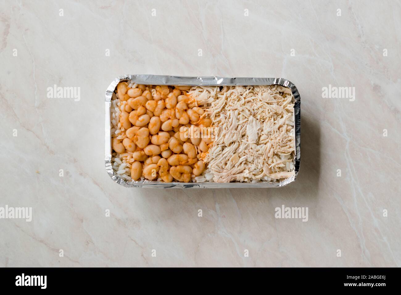À Emporter, Fast Food turc poulet, riz et haricots blancs / Tavuk Pilav pilaf ou dans un coffret plastique Package / Conteneur. Plat traditionnel. Banque D'Images