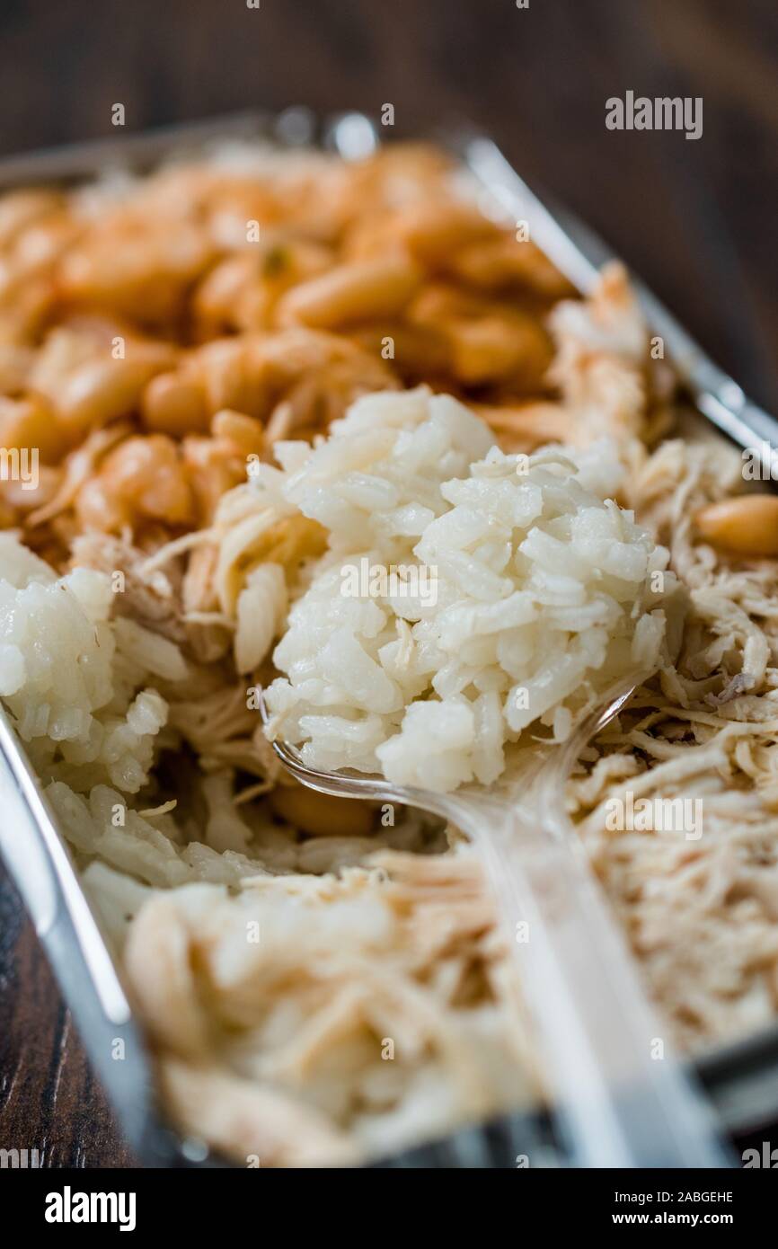 À Emporter, Fast Food turc poulet, riz et haricots blancs / Tavuk Pilav pilaf ou dans un coffret plastique Package / Conteneur. Plat traditionnel. Banque D'Images