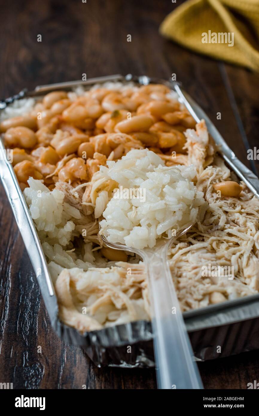 À Emporter, Fast Food turc poulet, riz et haricots blancs / Tavuk Pilav pilaf ou dans un coffret plastique Package / Conteneur. Plat traditionnel. Banque D'Images