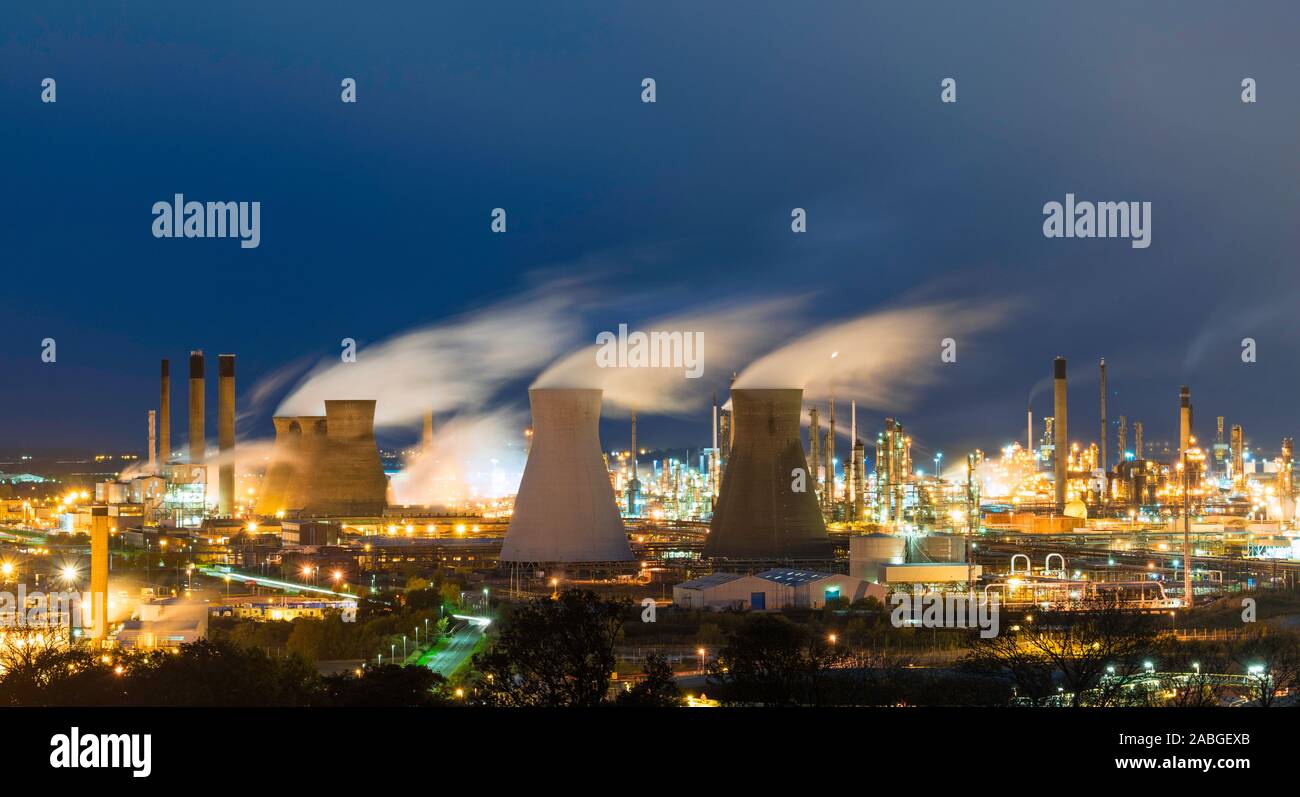 Vue de la raffinerie de Grangemouth exploité par INEOS sur Forth en Écosse, Royaume-Uni Banque D'Images