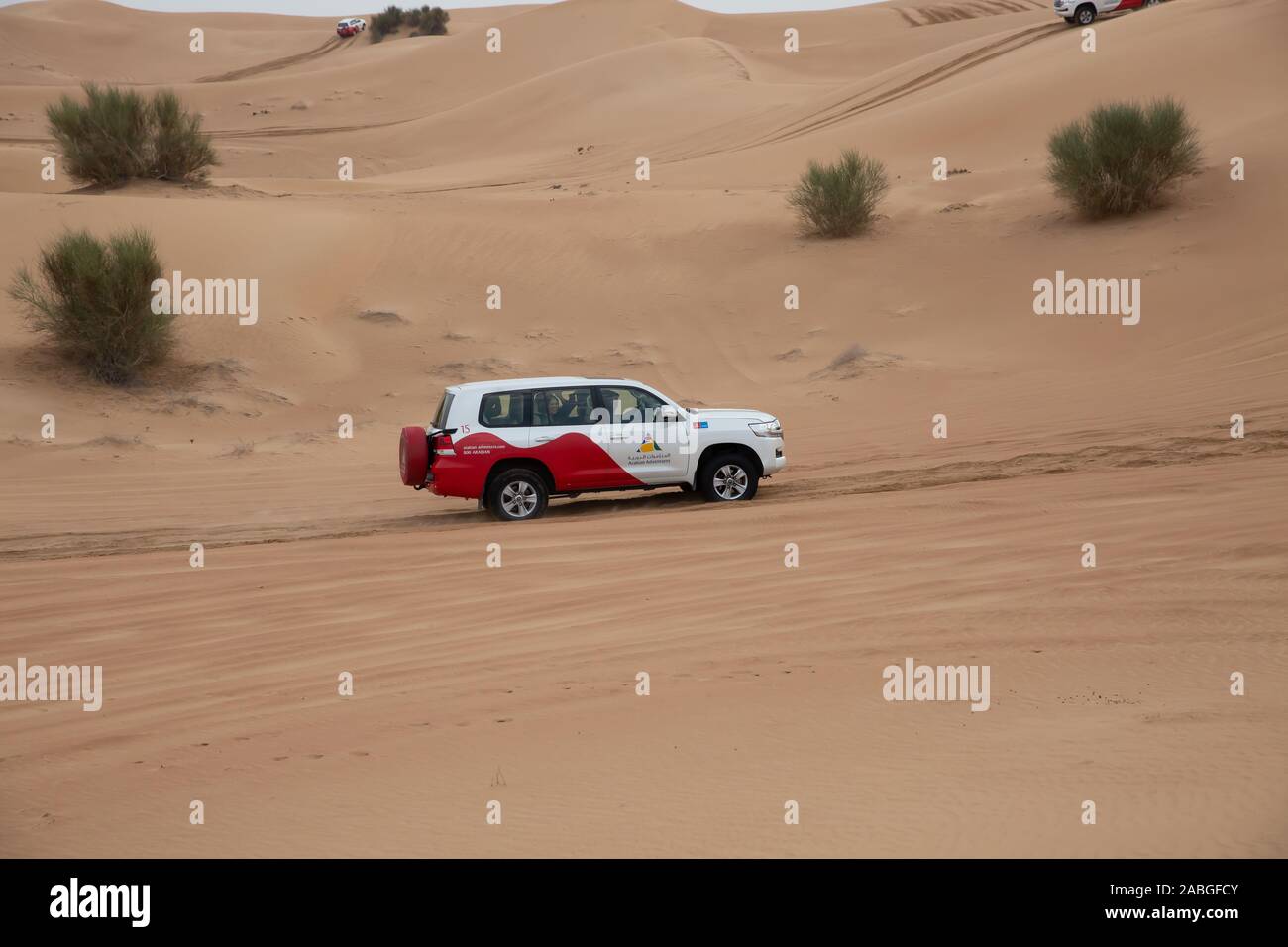 4X4 Land Cruiser dans le désert du Sahara, Dubaï lors d'un voyage safari dans le désert Banque D'Images