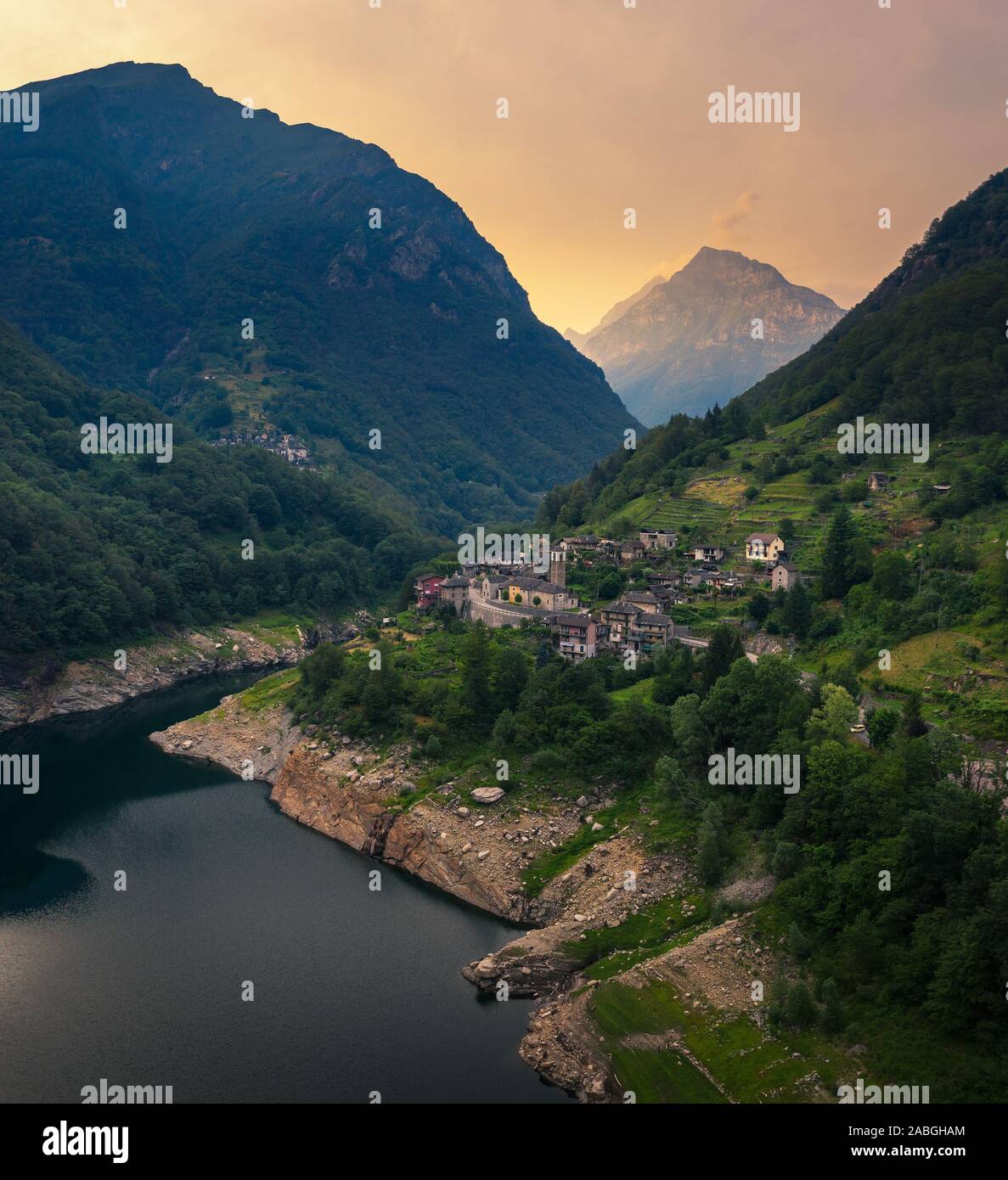 Vue aérienne du village de Vogorno dans la vallée de la Verzasca dans les Alpes Suisses Banque D'Images