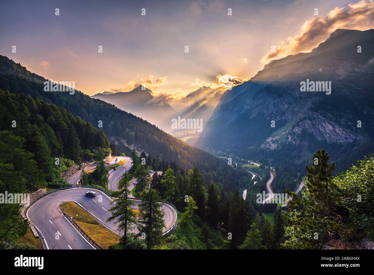 Route du col de Maloja en Suisse au coucher du soleil Banque D'Images