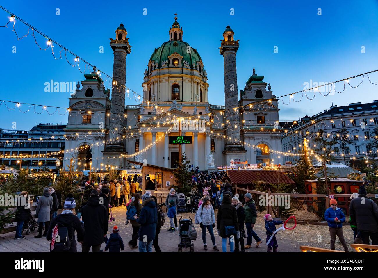 Vienne, Autriche - 11.23.2019 Marché de Noël de l'art : arrivée à Vienne, à l'Karsplatz avec beaucoup de gens Banque D'Images