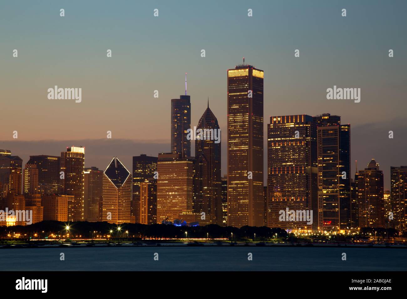 Chicago Skyline Panorama au crépuscule Banque D'Images