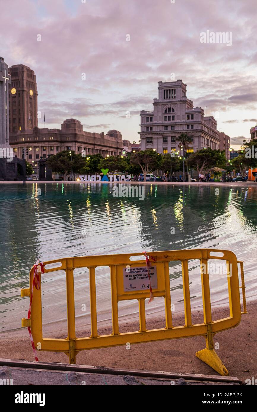 Les barrières en plastique jaune à côté du lac au crépuscule dans la Plaza de Espana à Santa Cruz de Tenerife, Canaries, Espagne Banque D'Images