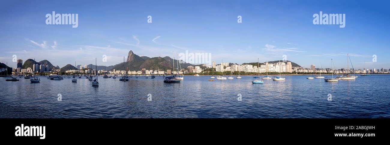 Large vue panoramique de Rio de Janeiro au lever du soleil avec le Corcovado en arrière-plan et les bateaux de plaisance éparpillés dans la baie de Guanabara Banque D'Images