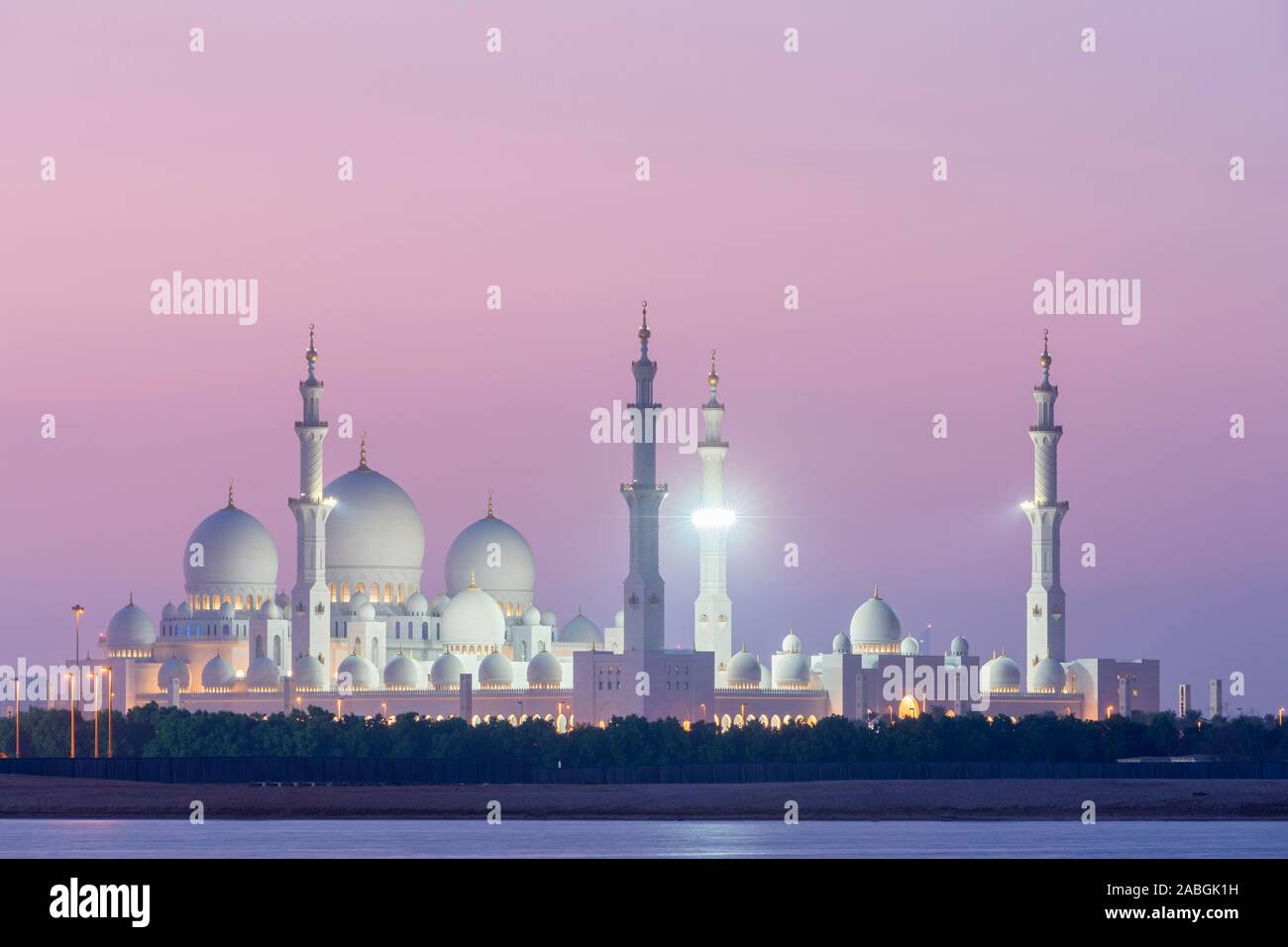 Soirée à l'extérieur vue de la Grande Mosquée Sheikh Zayed à Abu Dhabi Emirats Arabes Unis Banque D'Images