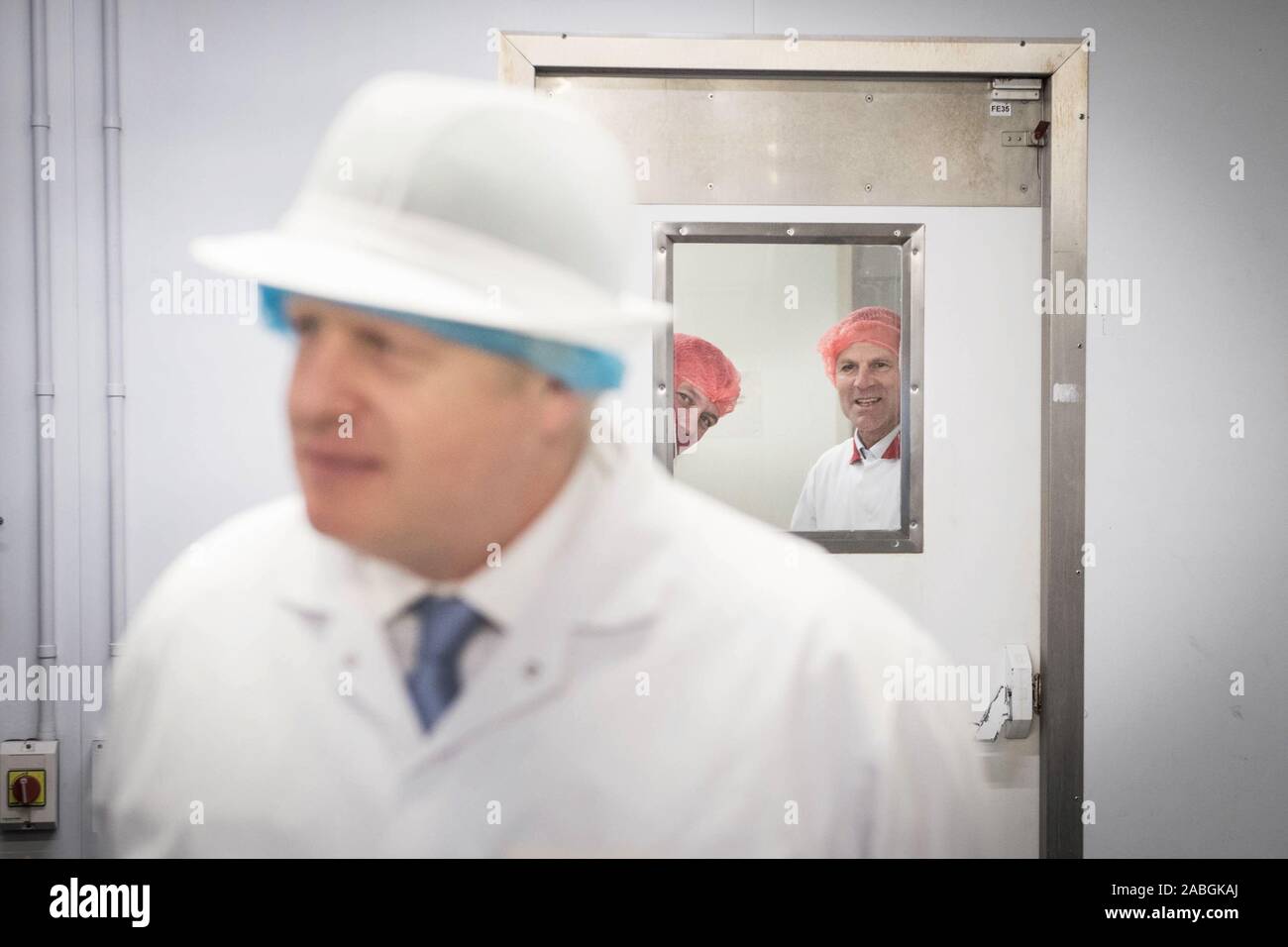 Premier ministre Boris Johnson visites Rodda's Cornish crème caillée, près de Redruth en Cornouailles où il a aidé avec emballage alors que sur la campagne électorale générale trail. PA Photo. Photo date : mercredi 27 novembre, 2019. Voir l'histoire des élections. LA POLITIQUE PA Crédit photo doit se lire : Stefan Rousseau/PA Wire Banque D'Images