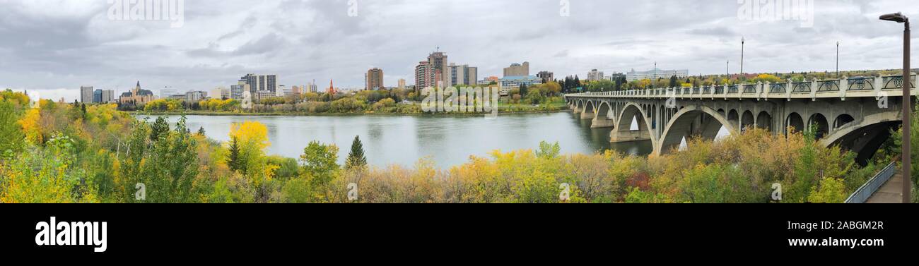 Un Panorama de Saskatoon, Canada centre-ville sur la rivière Banque D'Images