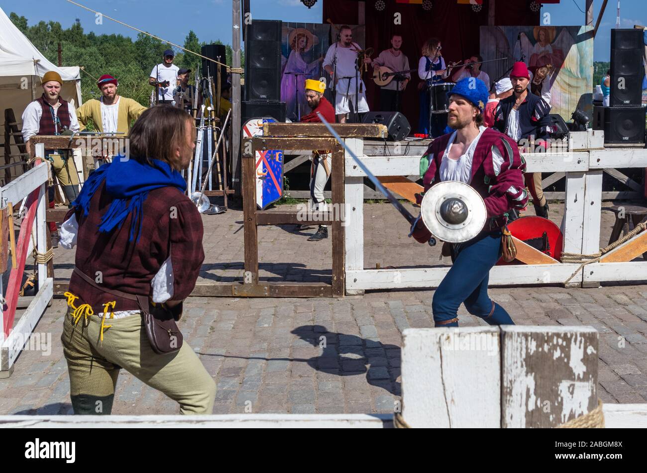 VYBORG, RUSSIE - 27 juillet : Épée combat pendant les médiévales traditionnelles au 27 juillet 2019 à Vyborg, Russie Banque D'Images