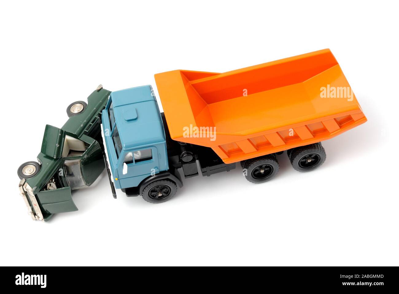 Voitures en accident sur un fond blanc Banque D'Images