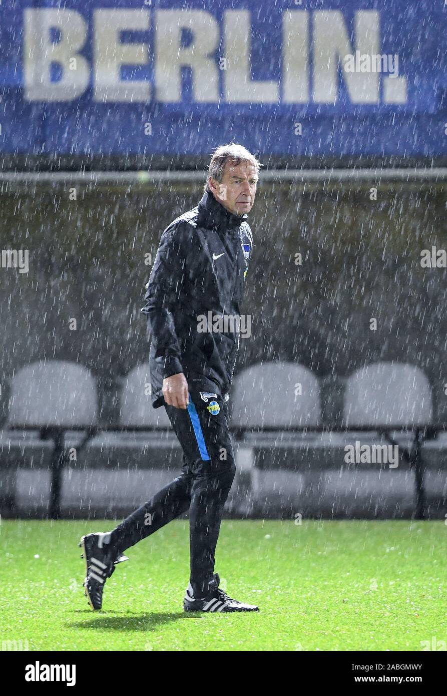 Berlin, Allemagne. 27 Nov, 2019. 27 novembre 2019, Berlin : Soccer : Bundesliga Hertha BSC, première formation après changement d'entraîneur dans le stade sur le lieu de lancer/Amateurstadion. Le nouvel entraîneur Jürgen Klinsmann observe la formation sur le terrain. Dpa : Crédit photo alliance/Alamy Live News Banque D'Images