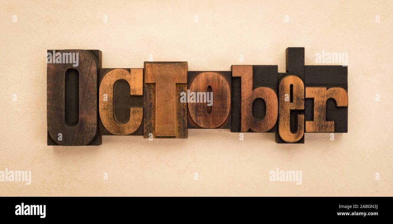 Octobre, nom du mois écrit avec la typographie vintage des blocs sur le background . Format de la bannière. Banque D'Images