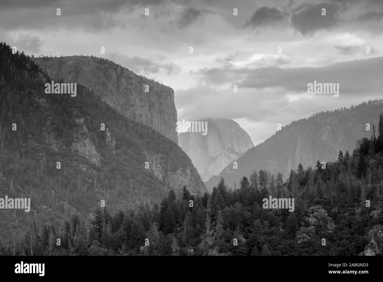 Demi Dôme culminant sa tête sur le sommet des montagnes Banque D'Images