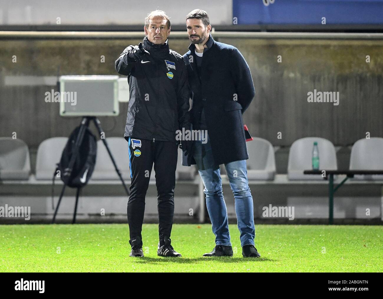 Berlin, Allemagne. 27 Nov, 2019. Soccer : Bundesliga Hertha BSC, première formation après changement d'entraîneur dans le stade sur le lieu de lancer/Amateurstadion. Le nouvel entraîneur Jürgen Klinsmann (l) parle d'Arne Friedrich durant la formation. Credit : Britta Pedersen/dpa-Zentralbild/dpa/Alamy Live News Banque D'Images