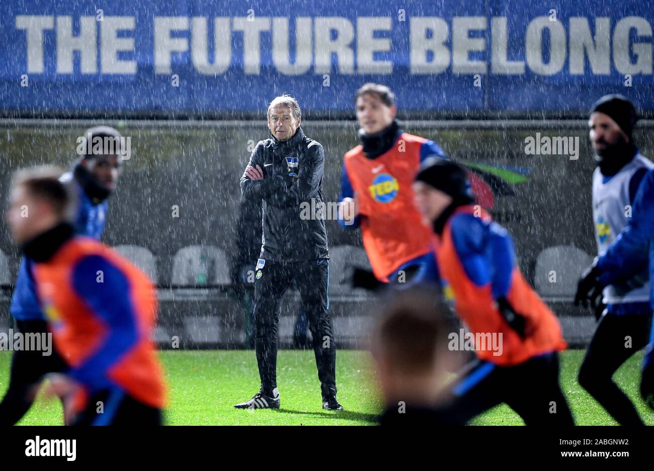 Berlin, Allemagne. 27 Nov, 2019. Soccer : Bundesliga Hertha BSC, première formation après changement d'entraîneur dans le stade sur le lieu de lancer/Amateurstadion. Le nouvel entraîneur Jürgen Klinsmann observe la formation sur le terrain. Credit : Britta Pedersen/dpa-Zentralbild/dpa/Alamy Live News Banque D'Images