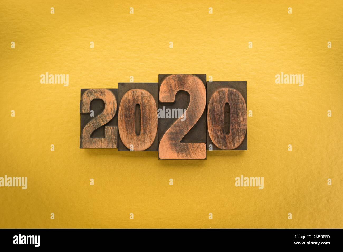 Année 2020 écrit avec la typographie vintage sur fond de couleur des blocs d'or Banque D'Images