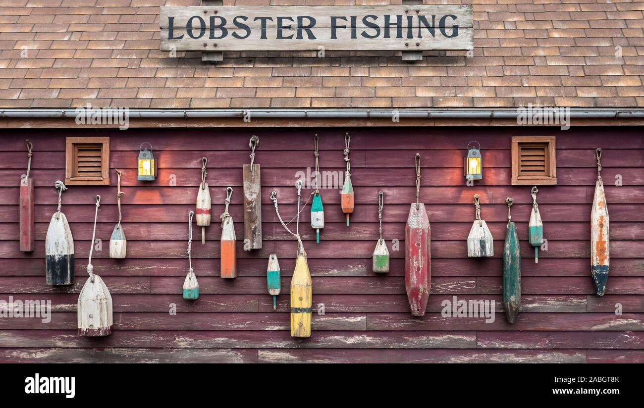 Libre de flotteurs colorés étendus dehors une petite maison de pêcheur de homard. Banque D'Images