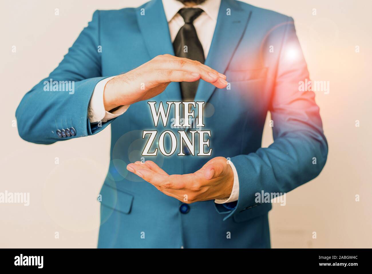 Main conceptuel écrit, indiquant la zone Wifi. Sens Concept offrir Internet  haute vitesse sans fil et les connexions réseau homme en face du tableau. P  Mobile Photo Stock - Alamy