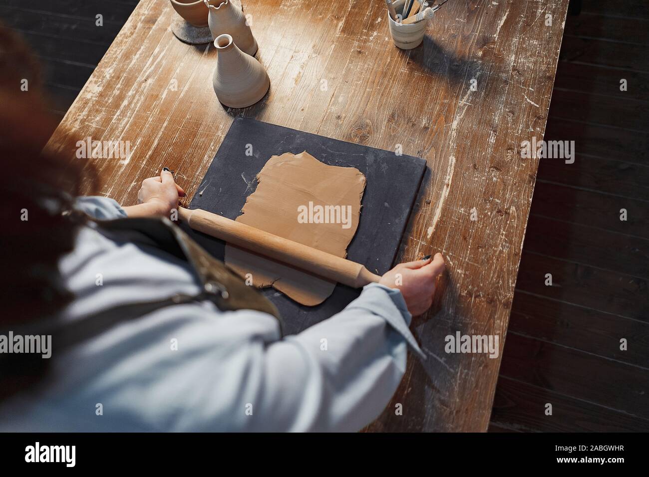Close up of wooden Rolling Pin Déploiement et d'écrasement de l'argile pour la Céramique Art de la table et de la vaisselle. Banque D'Images