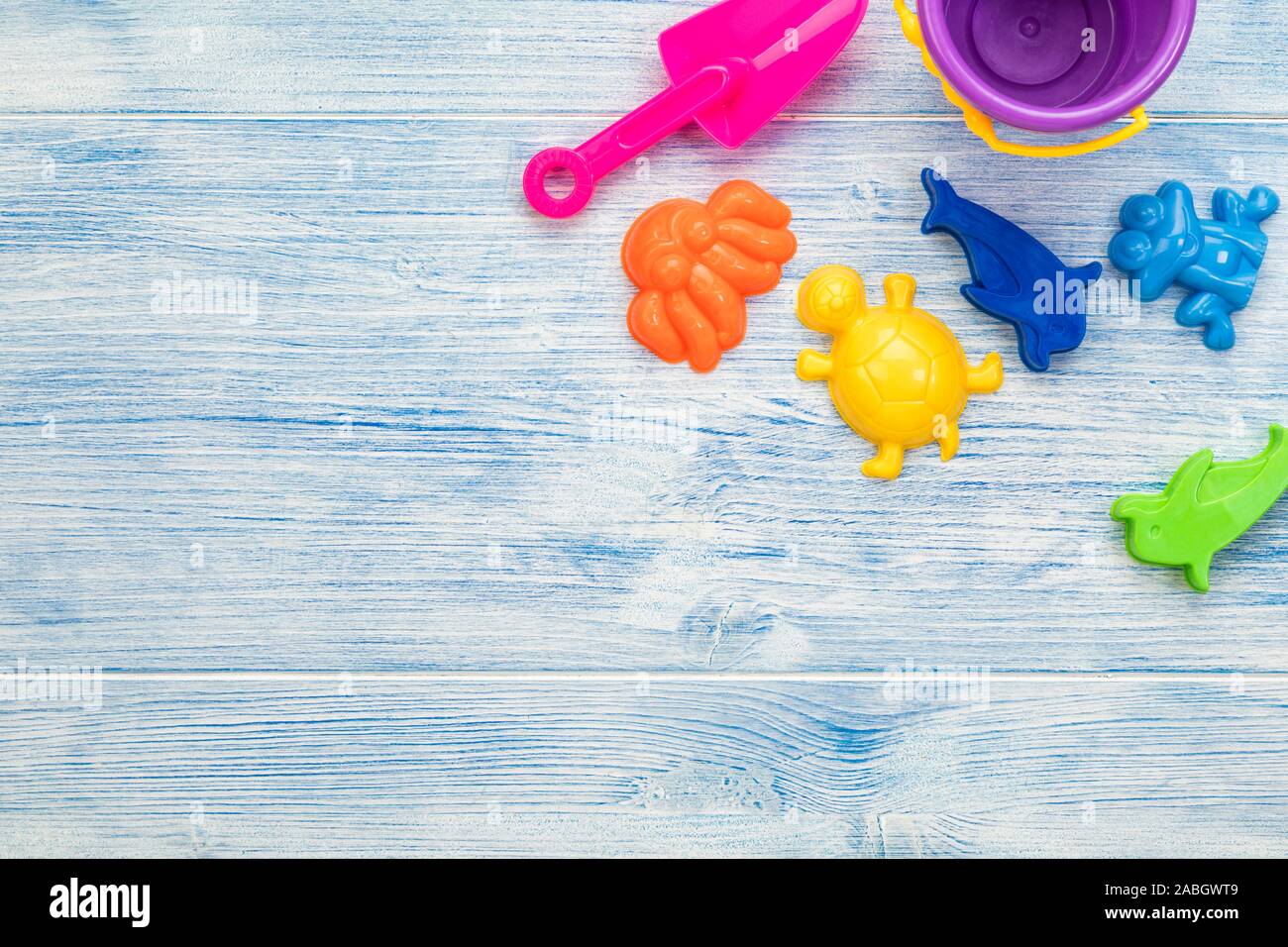 Plage sable coloré bleu jouets sur fond de bois avec copie espace télévision lay Banque D'Images