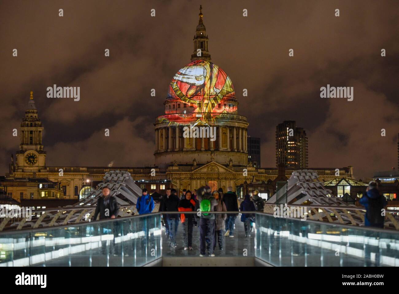 Londres, Royaume-Uni. 27 novembre 2019. William Blake's masterpiece final est projetée sur le célèbre dôme de la Cathédrale St Paul, à l'occasion de l'anniversaire de l'artiste. L'illustration de l'Ancien des Jours", 1827, peut être vu jusqu'au 1 décembre dans le cadre d'une collaboration entre la Cathédrale St Paul et le Tate Britain, qui est actuellement le plus grand rassemblement du travail pour une génération. Crédit : Stephen Chung / Alamy Live News Banque D'Images