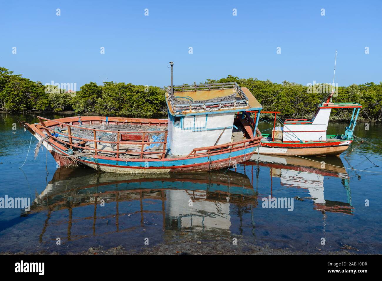 Peintes de couleurs vives des bateaux de pêche à marée basse sur la côte du Ceara, Brésil, ne l'Amérique du Sud. Banque D'Images