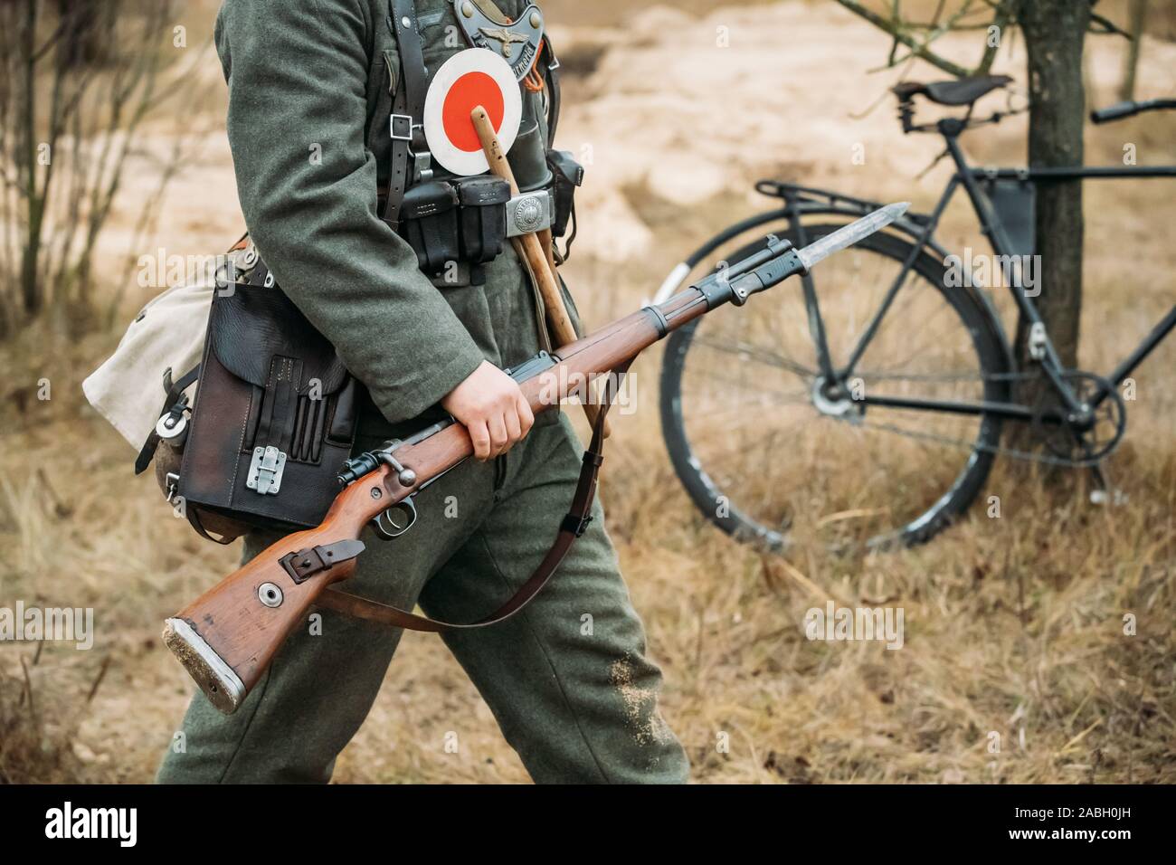 La reconstitution médiévale habillé comme la Seconde Guerre mondiale, soldat allemand Feldgendarm Gendarme Holding Rifle. Tenue de soldat arme. Munitions militaires allemands d'un allemand W Banque D'Images