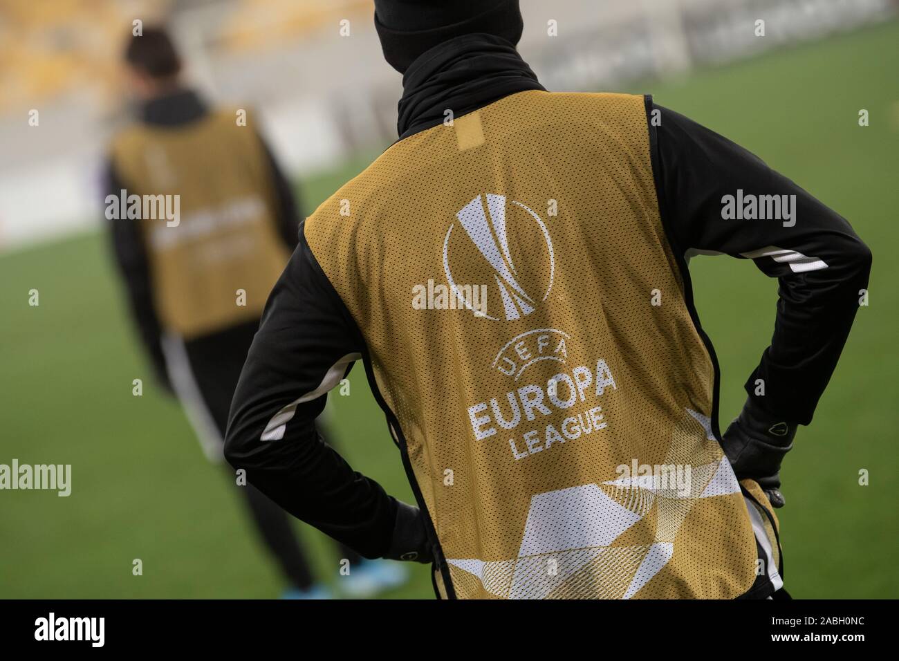 Lwiw, Ukraine. 27 Nov, 2019. Ligue Europa : Soccer, avant le match de la PFK Olexandrija - VfL Wolfsburg, phase de groupe, groupe I, 5e journée. Les joueurs du VfL Wolfsburg porter un corsage avec l'inscription 'UEFA Europa League' au cours de la formation. Credit : Swen Pförtner/dpa/Alamy Live News Banque D'Images