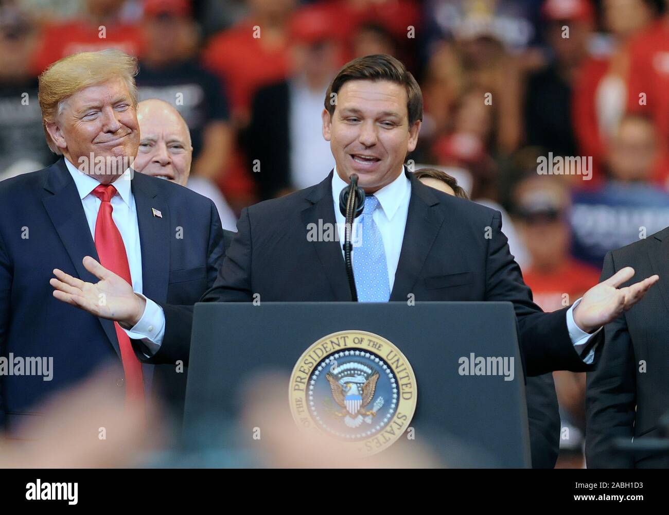 Le Président américain Donald Trump regarde Ron Gouverneur de Floride pendant la Floride parle DeSantis Homecoming rassemblement à l'BB&T Center. Trump est récemment devenu un résident de l'état de Floride. Banque D'Images