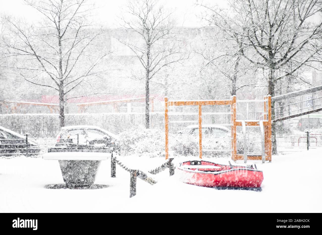 Terrain de jeu pour enfants avec un jouet rouge voile dans la neige Banque D'Images