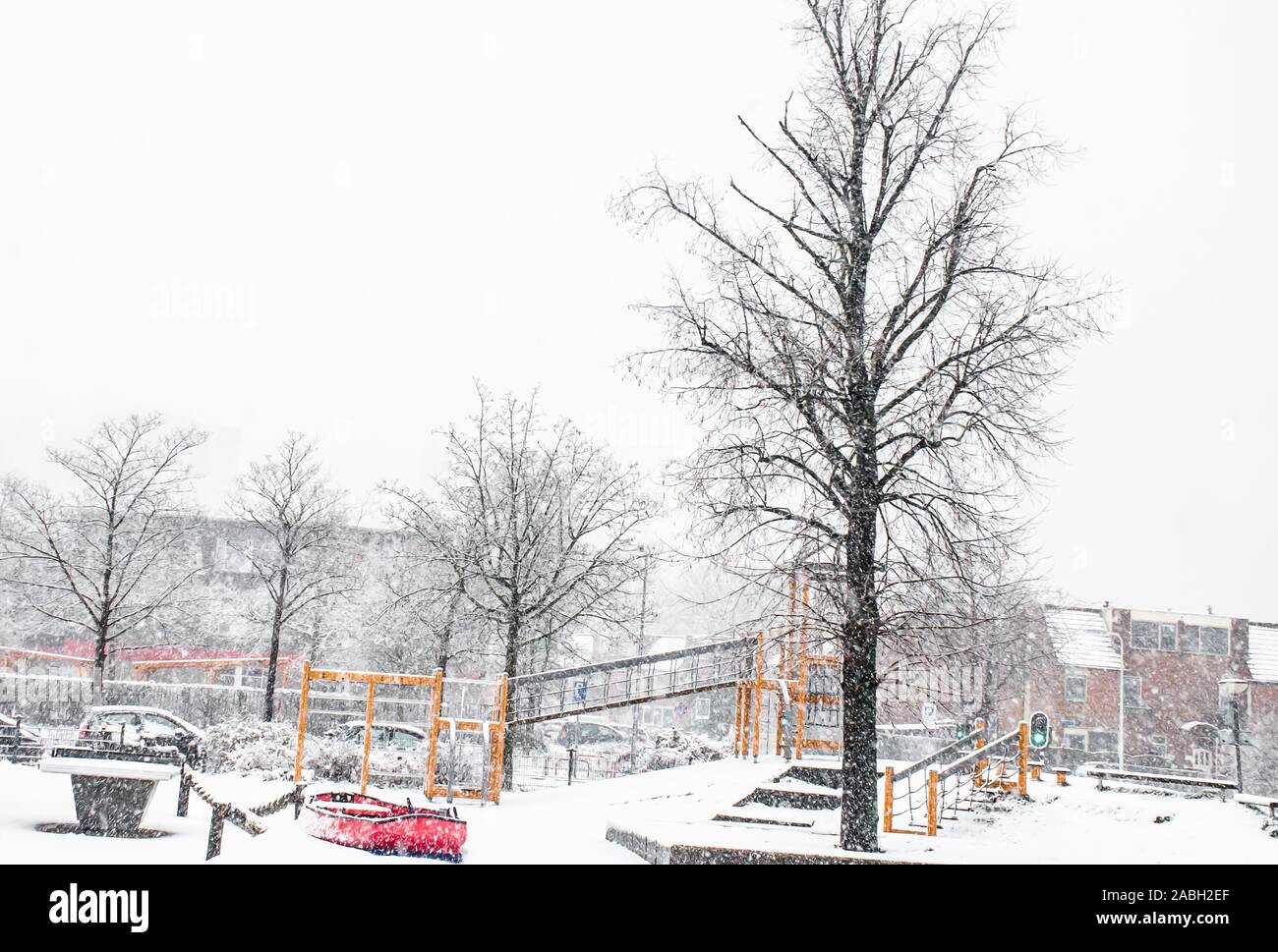 Terrain de jeu pour enfants avec un jouet rouge voile dans la neige Banque D'Images