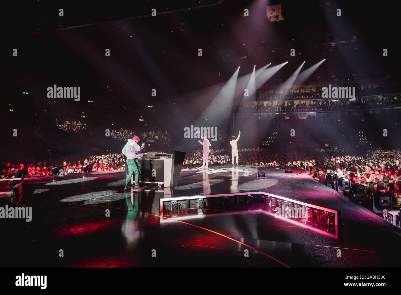 Zurich, Suisse. 22 novembre 2019. Le duo pop Suisse Mundart Lo & Leduc effectue un concert live au cours de la Nuit 2019 Energy Star au Hallenstadion à Zurich. (Photo crédit : Gonzales Photo - Tilman Jentzsch). Banque D'Images