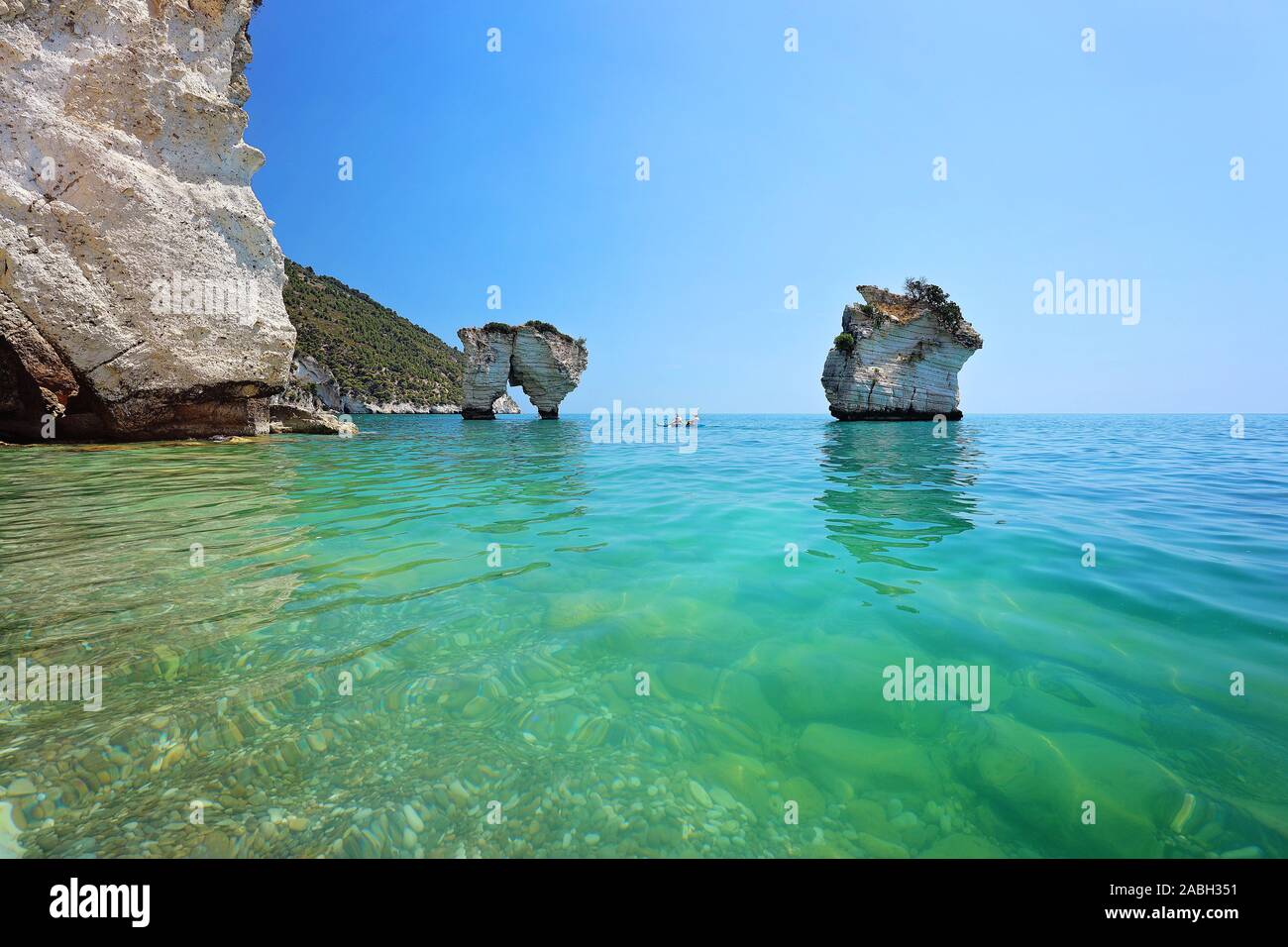 Faraglioni di Puglia Baia delle Zagare - Nature preserve. Les piles, le rock formation côtier et océanique érodées par les vagues. Banque D'Images