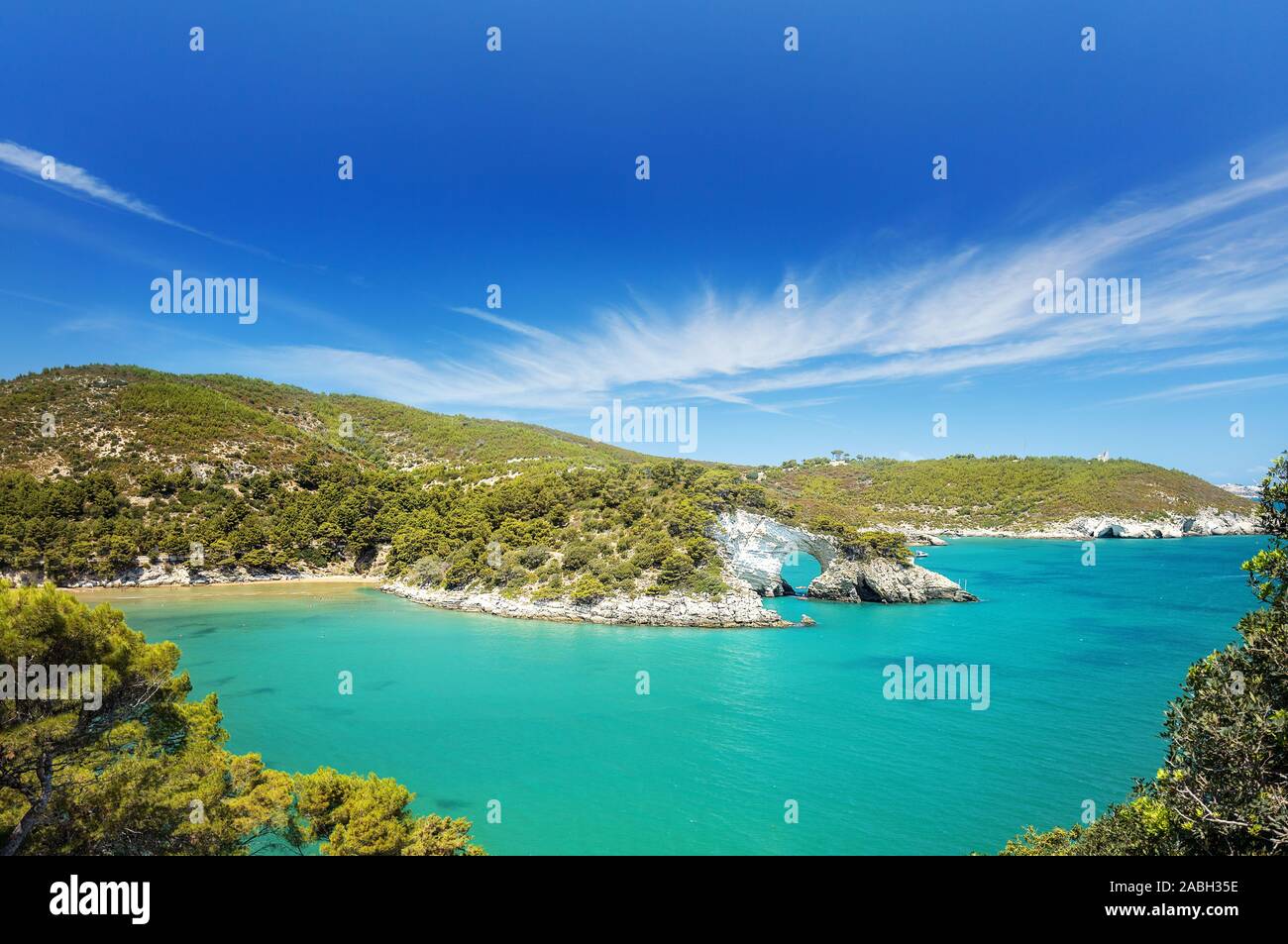 Les Pouilles - San Felice Arch Rock Bay - Parc Naturel de Gargano avec beautifulturquoise mer. Pouilles, Italie du Sud, de l'Europe Banque D'Images