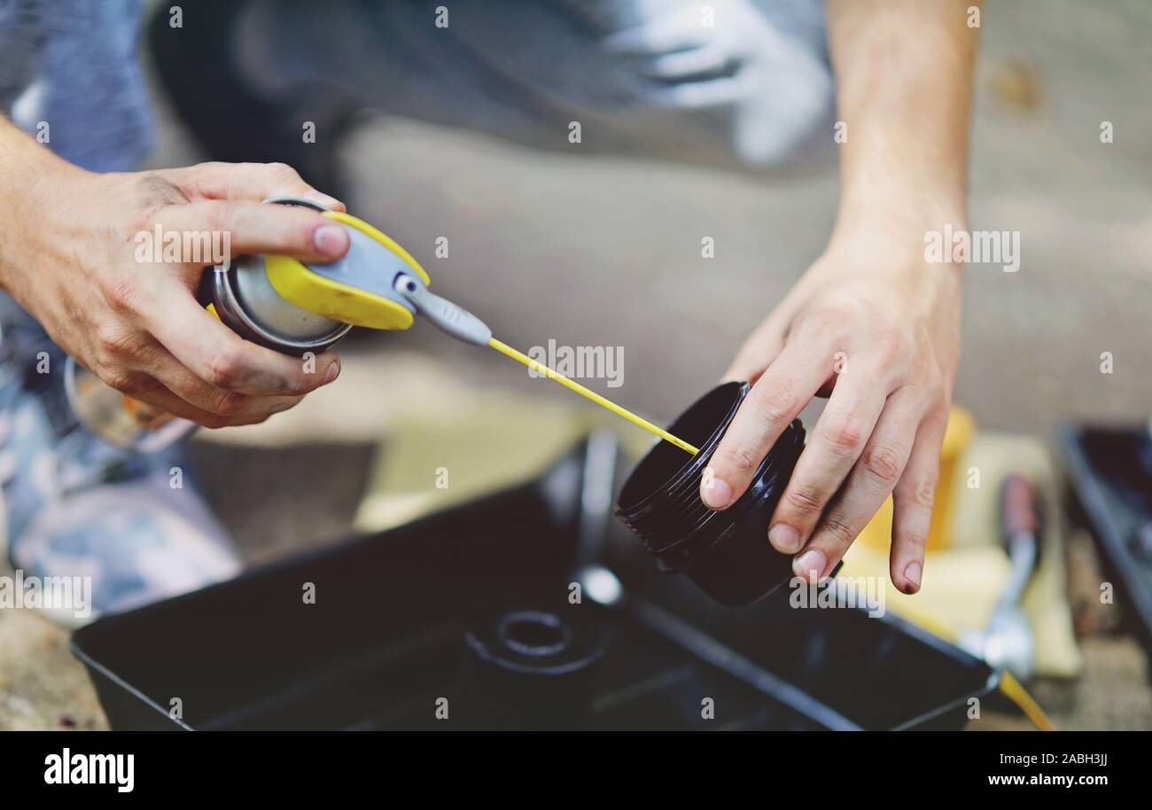 Mécanicien automobile avec des mains sales et filtre à huile. L'entretien de service. Banque D'Images