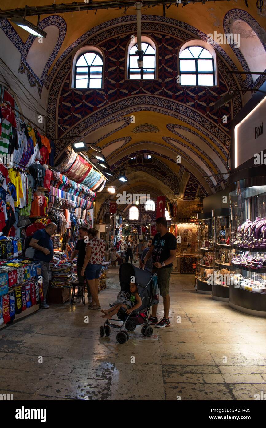 Istanbul : une allée à l'intérieur du grand bazar, un des plus grands et les plus anciens marchés couverts dans le monde avec 61 rues couvertes et plus de 4 000 boutiques Banque D'Images