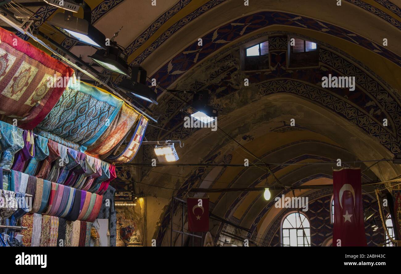 Istanbul, Turquie : tissus et décoration de plafond dans le Grand Bazar, un des plus grands et les plus anciens marchés couverts au monde avec plus de 4 000 boutiques Banque D'Images