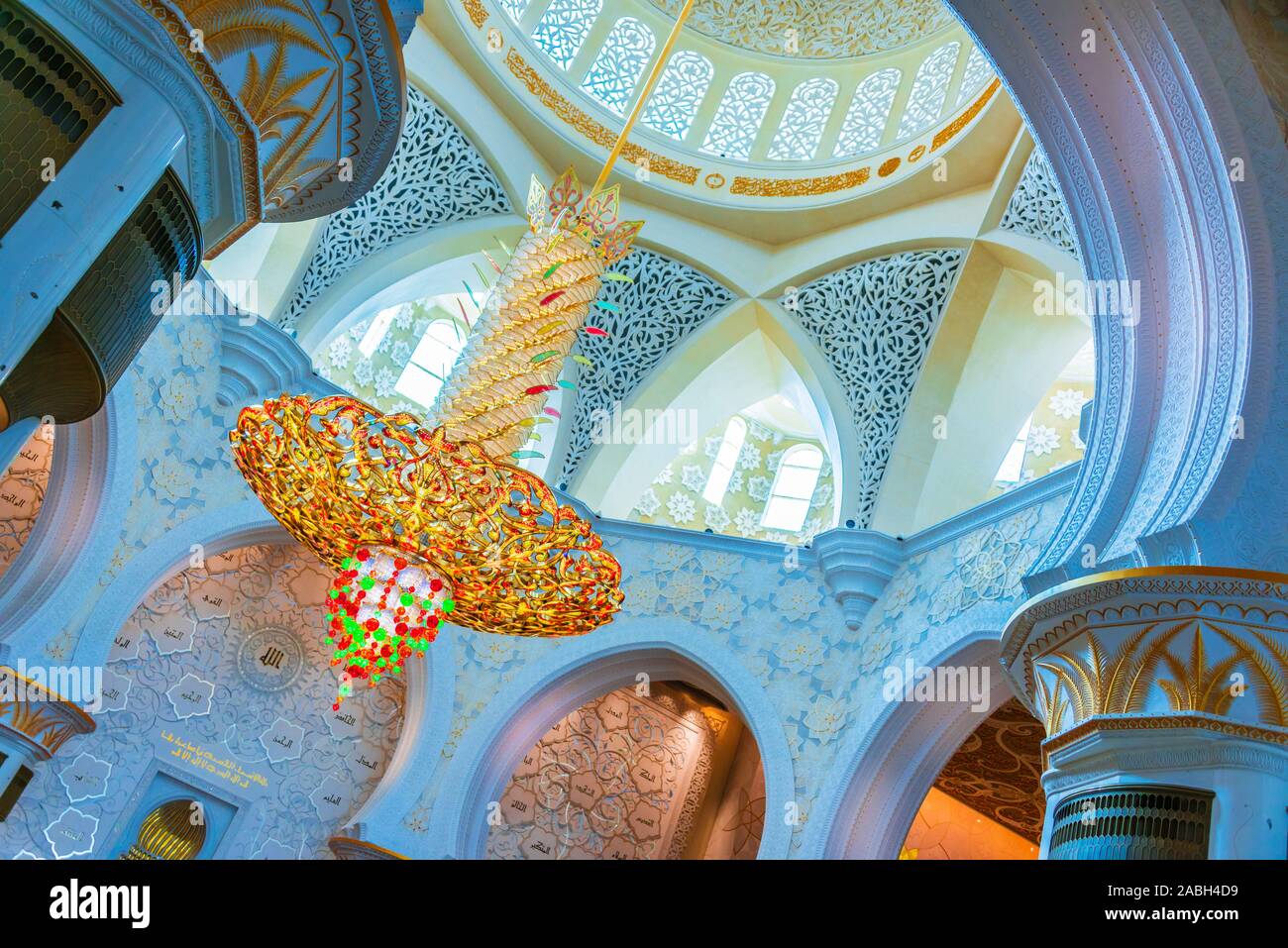 ABU DHABI, EMIRATS ARABES UNIS - DEC 12, 2019 : l'intérieur de la Grande Mosquée Sheikh Zayed à Abu Dhabi, Emirats Arabes Unis. Banque D'Images