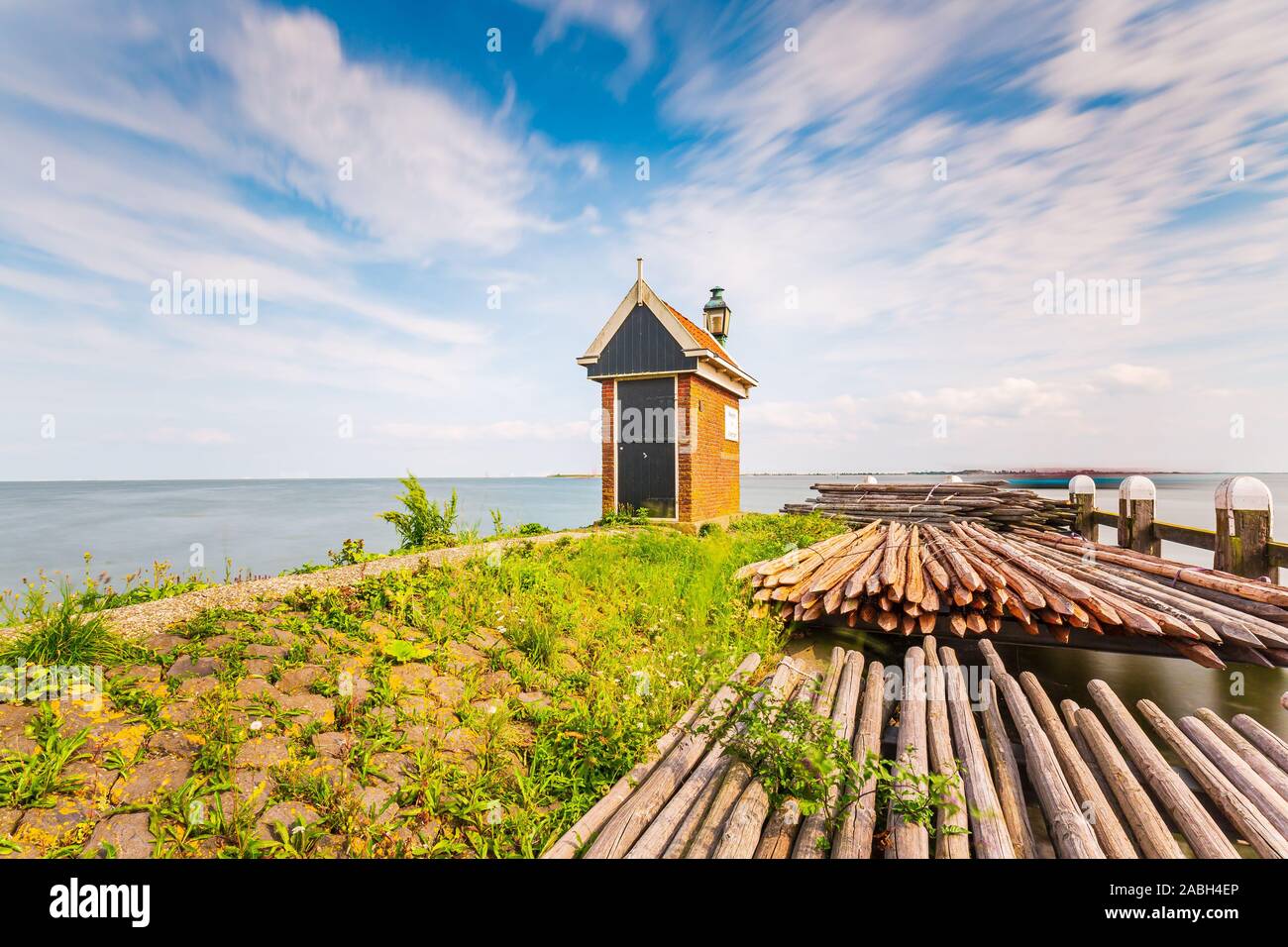 Vue sur le port de Volendam, village de pêcheurs traditionnel néerlandais situé au nord du lac. Banque D'Images