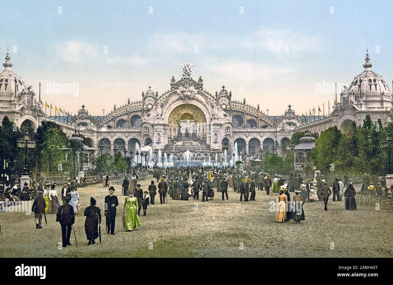 WORLD'S FAIR PARIS 1900 montrant le Palais de l'électricité derrière le château d'eau Banque D'Images
