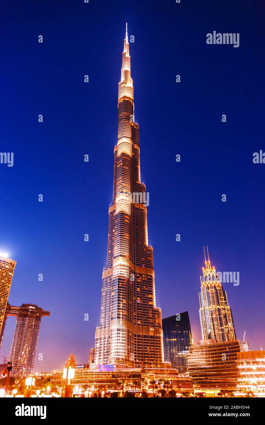 Dubaï, Émirats arabes unis - DEC 8, 2019 : le Burj Khalifa ou Khalifa Tower, le bâtiment le plus haut du monde, de nuit, Dubaï, Emirats Arabes Unis. Banque D'Images