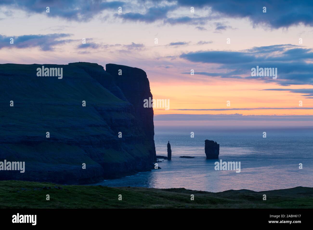 Lever matin incroyable vue sur Risin et Kellingin falaises dans l'océan Atlantique, l'île de Eysturoy, îles Féroé, Danemark. Photographie de paysage Banque D'Images